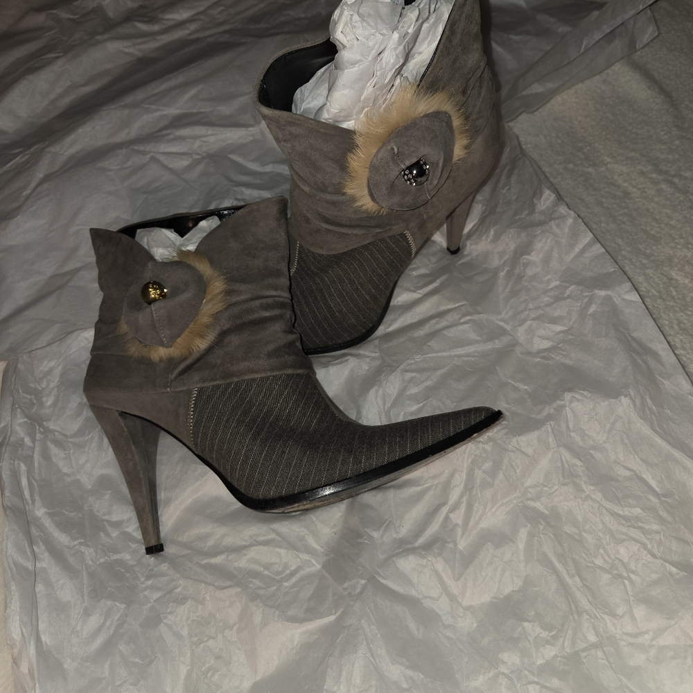 Elegant Gray Suede Ankle Boots